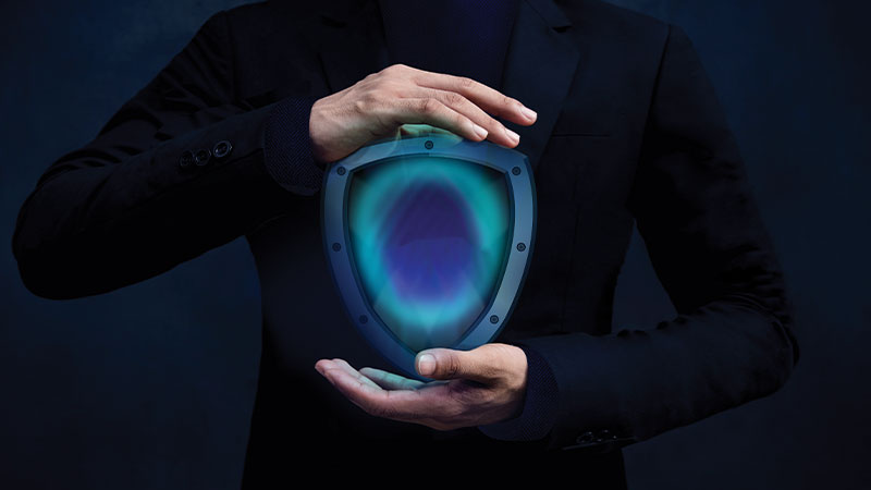 mani che tengono oggetto blu